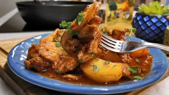 Простая курица с картошкой на сковороде