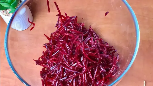 Свекольный салат на новогодний стол и каждый день