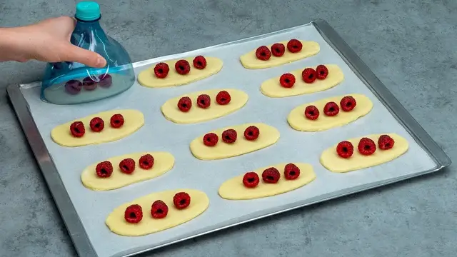 Вы еще не пробовали нечто подобное! Вкусный десерт из слоеного теста и малины
