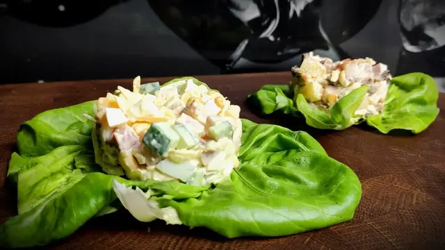 Оригинальный салат с копченой грудинкой