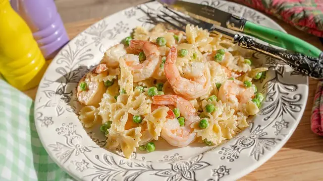 Паста с креветками, зеленым горошком и сливочным соусом