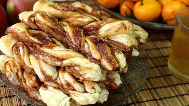 Вкусные косички из слоеного теста с вареной сгущенкой