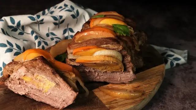 Мясо с хурмой и яблоками
