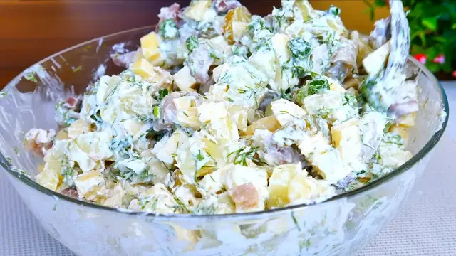Вкусный салат с селёдкой, картошкой и яблоками 