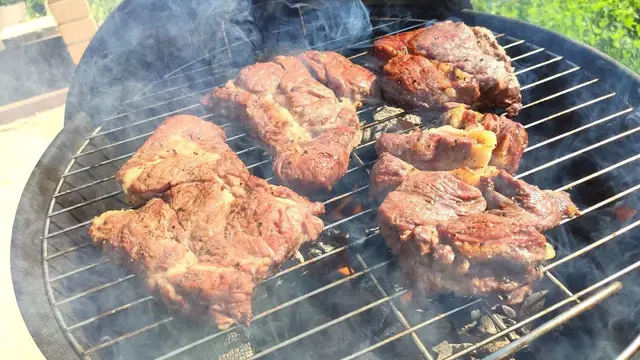 Классический говяжий стейк на гриле с овощами