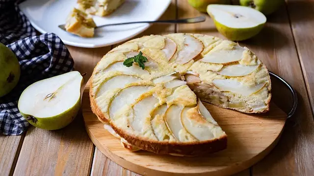 Шарлотка с грушей и бананом