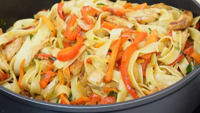 Лапша с курицей на сковороде
