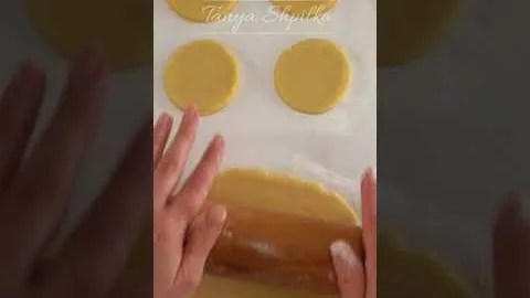 Праздничное песочное печенье с шоколадом