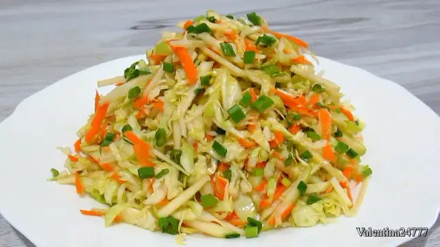 Вкусный витаминный салат из молодой капусты