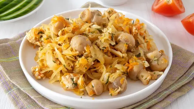 Тушеная капуста с грибами и фаршем