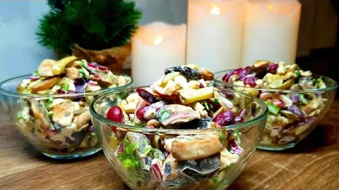 Новогодний салат с курицей, шампиньонами и фасолью 