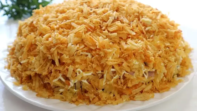 Праздничный салат с курицей и чипсами