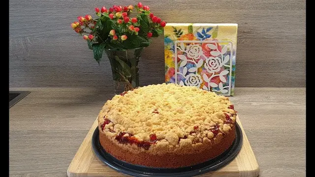 Кухен с клубникой и вареньем