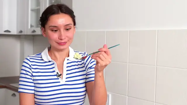 Полезный салат с куриным филе и авокадо