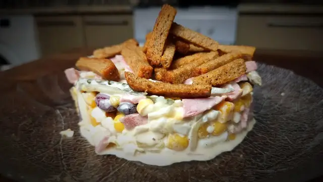 Салат с сухариками и копченой колбасой
