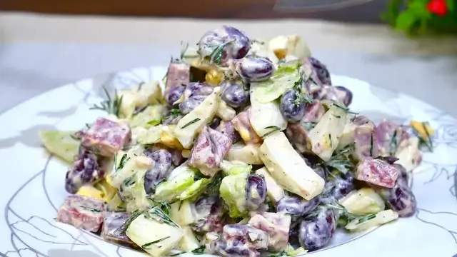 Любимый салат с колбасой, фасолью и яйцами на праздничный стол 