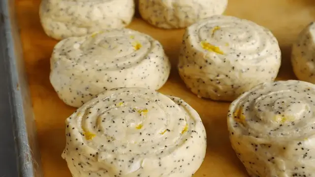 Мягкие булочки с маком