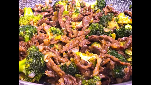 Жареное мясо с брокколи за 4 минуты 