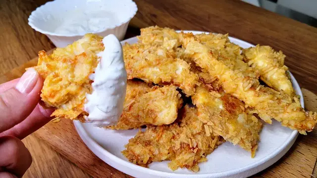 Как приготовить куриные наггетсы как в KFC в домашних условиях (стрипсы в чипсах)