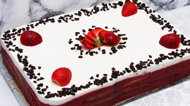 Быстрый и вкусный торт без выпечки с клубникой