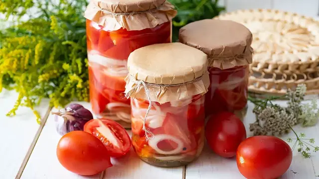 Маринованные помидоры по-чешски с луком