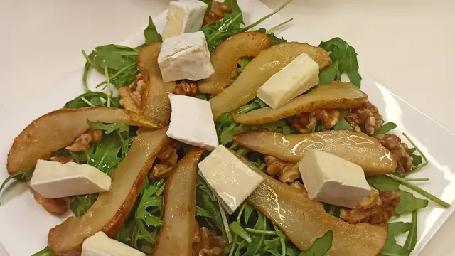 Оригинальный и вкусный салат с грушей и орехами