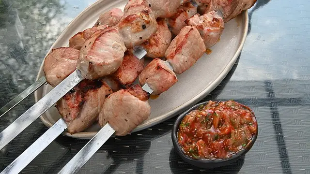 Шашлык из свинины, маринованной в вине