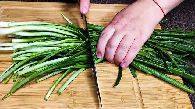 Вкусная запеканка с зеленым луком и сыром
