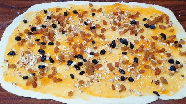 Творожный пирог с джемом и изюмом