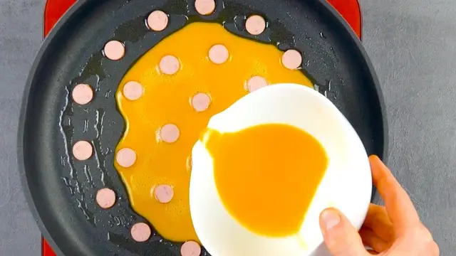 Яичница с сосисками 