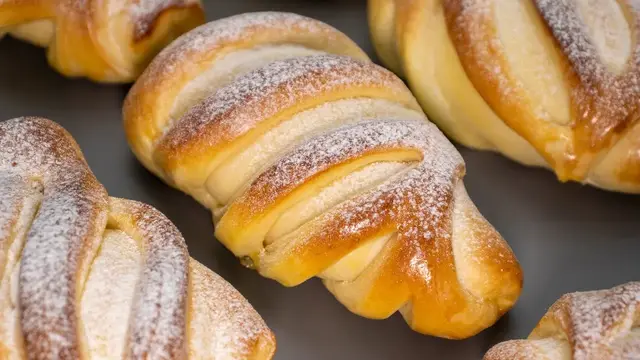 Сдобные булочки с творогом