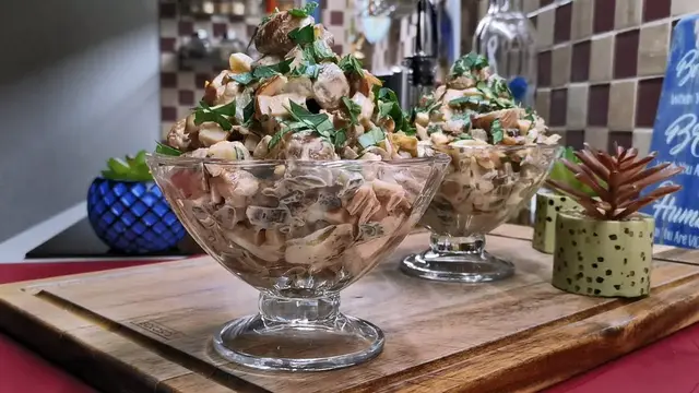 Праздничный салат с копченой курицей и грибами