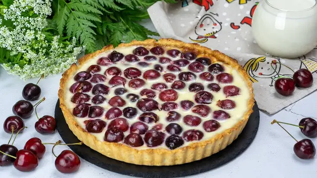 Вишнёвый пирог с заливкой из сметаны