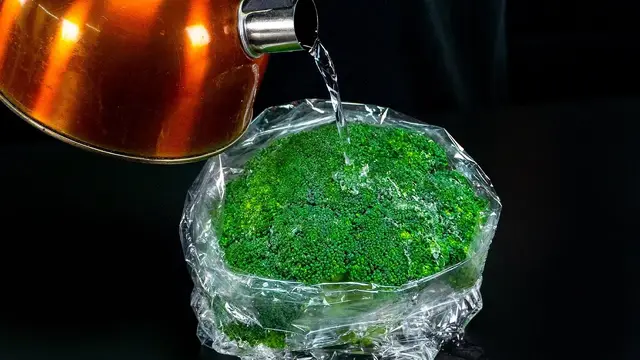 Овощная пицца с брокколи на нежной основе и йогуртовым соусом