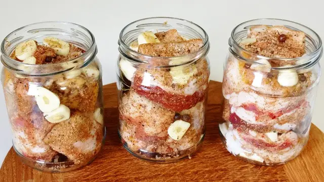 Закусочное сало с чесноком и пряностями в банке