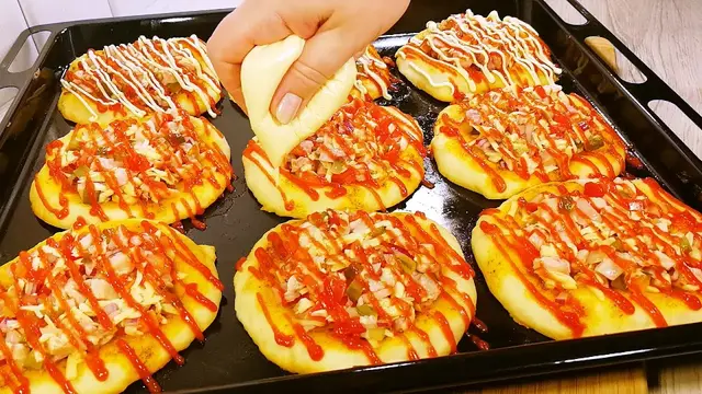 Мини-пицца с курицей и помидорами