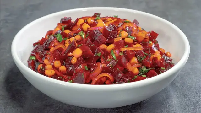 Салат из свёклы с кукурузой 