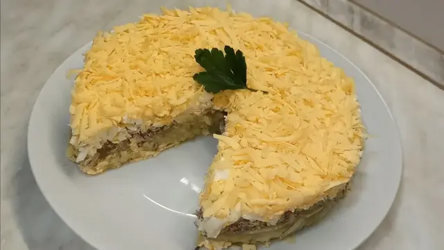 Праздничный салат с рыбными консервами
