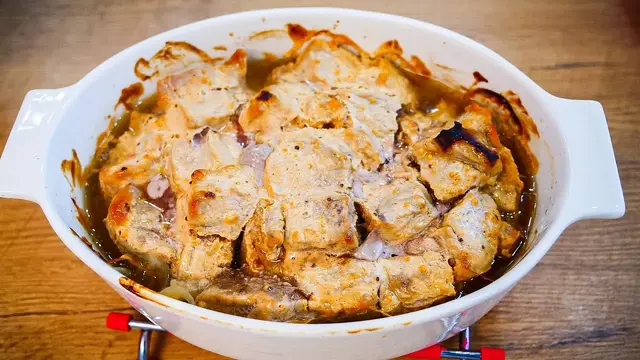 Запеченное мясо в сметанном соусе