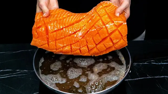 Лосось с шампиньонами и шпинатом на сковороде