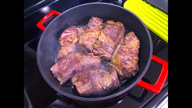 Нежное мясо с подливкой на сковородке 