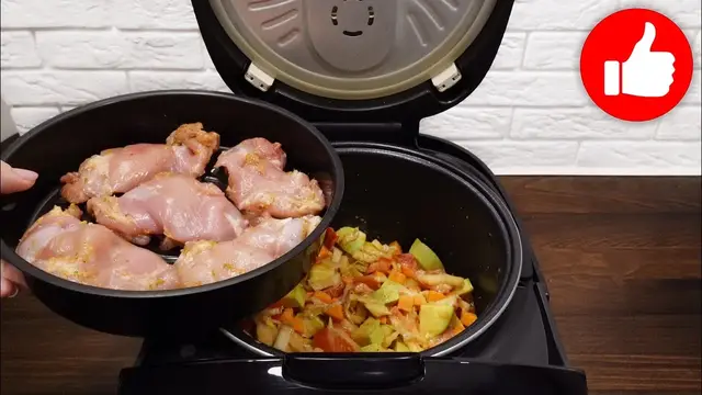 Овощное рагу с кабачками и курица на пару в мультиварке