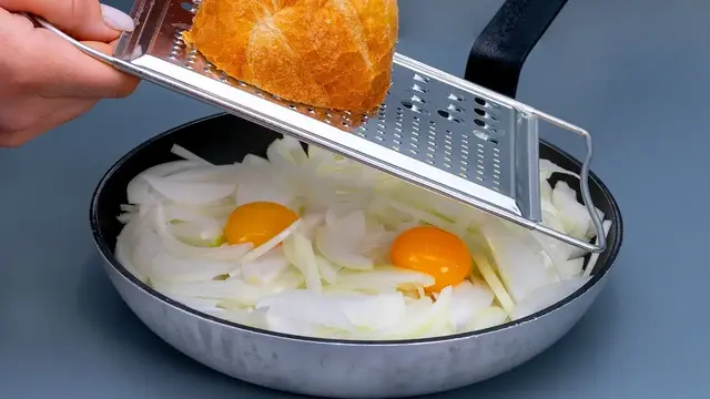 Отличный тарт из лука и хлеба на сковороде