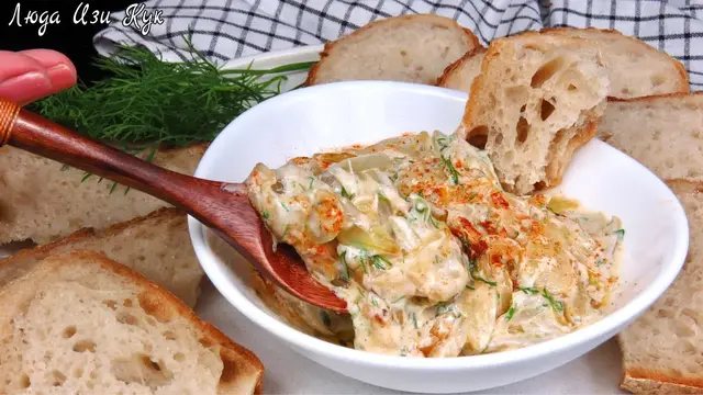 Луковая закуска в йогуртовом соусе