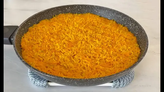 Золотистый рис на сковородке
