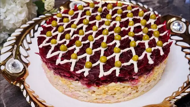 Слоёный салат с курицей и свеклой