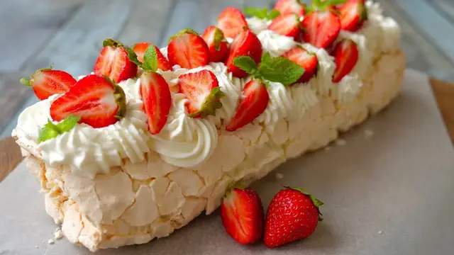 Меренговый рулет с клубникой 