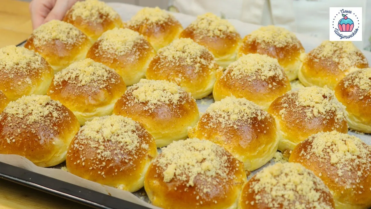 Ароматные булочки с творогом и изюмом под сладкой крошкой
