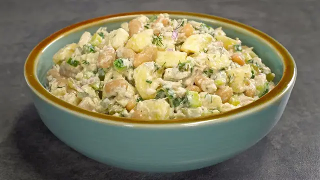 Салат с курицей и фасолью на праздничный стол