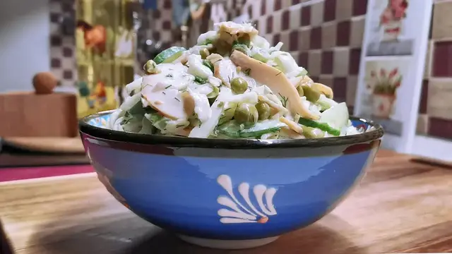 Потрясающий новый салат с капустой и курочкой